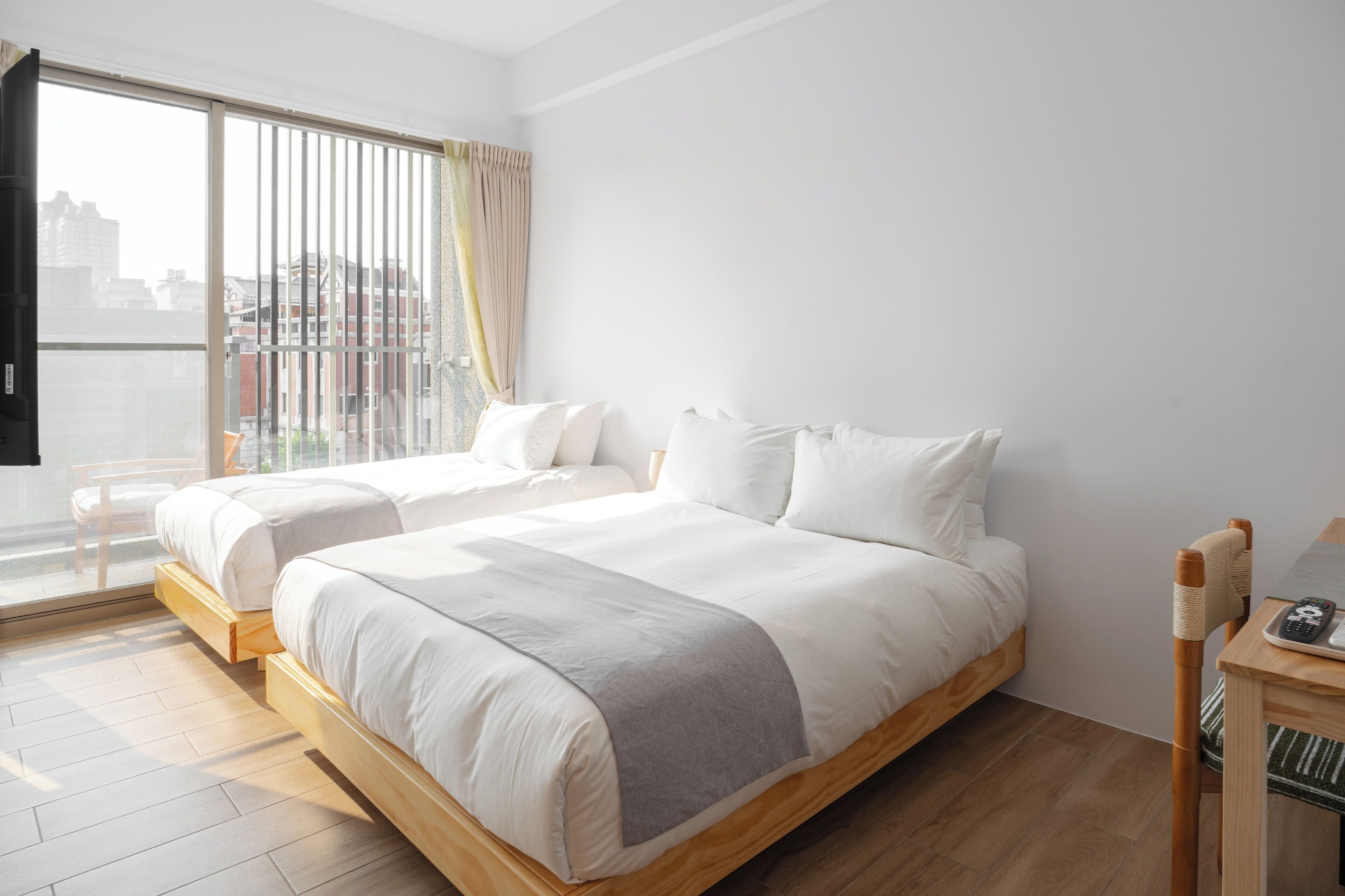 Comfort-Dreibettzimmer, Balkon, Stadtblick | Schreibtisch, laptopgeeigneter Arbeitsplatz, kostenloses WLAN