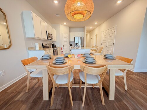 Brand New 3BR Poolside Retreat Near Beach, Golf & Tanger Outlets