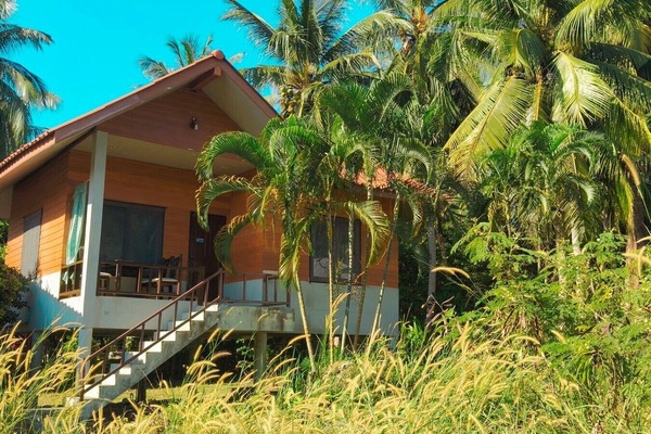 Peaceful house with spacious tropical garden