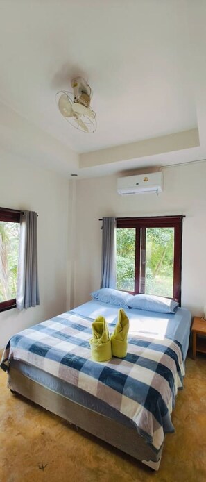 A bedroom with a bed, two windows, a ceiling fan, and an air conditioning unit. - Sunset View - Home near Beach (300m.) - 2 BR (ตำบลเกาะพะงัน)