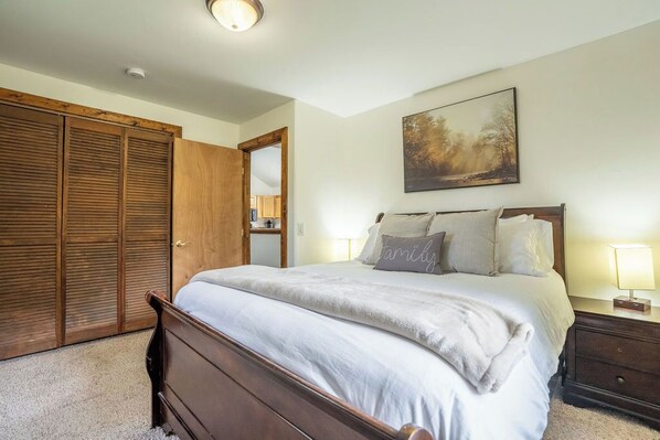 Room - Cozy Waterfront Retreat with Hot Tub in St. Anthony (Saint Anthony)