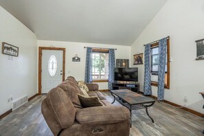 Living area - Cozy Waterfront Retreat with Hot Tub in St. Anthony (Saint Anthony)
