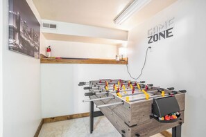 Games room - Cozy Waterfront Retreat with Hot Tub in St. Anthony (Saint Anthony)