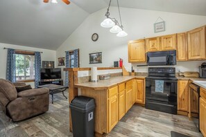 Private kitchen - Cozy Waterfront Retreat with Hot Tub in St. Anthony (Saint Anthony)