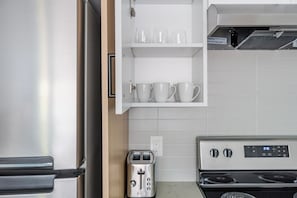 Eine Küche mit einem Edelstahl-Kühlschrank, einem Toaster und einem Herd.