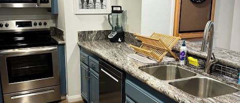 Cafetera y tetera, refrigerador, microondas y horno