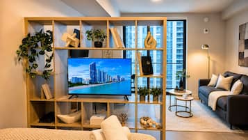 Luksus-studiosuite | Oppholdsområde | En 55-tommers smart-TV med digitale kanaler samt Netflix og Hulu