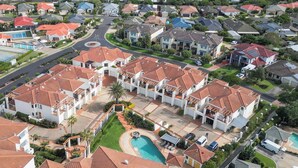 Zona residencial con varias casas, piscina y una glorieta.