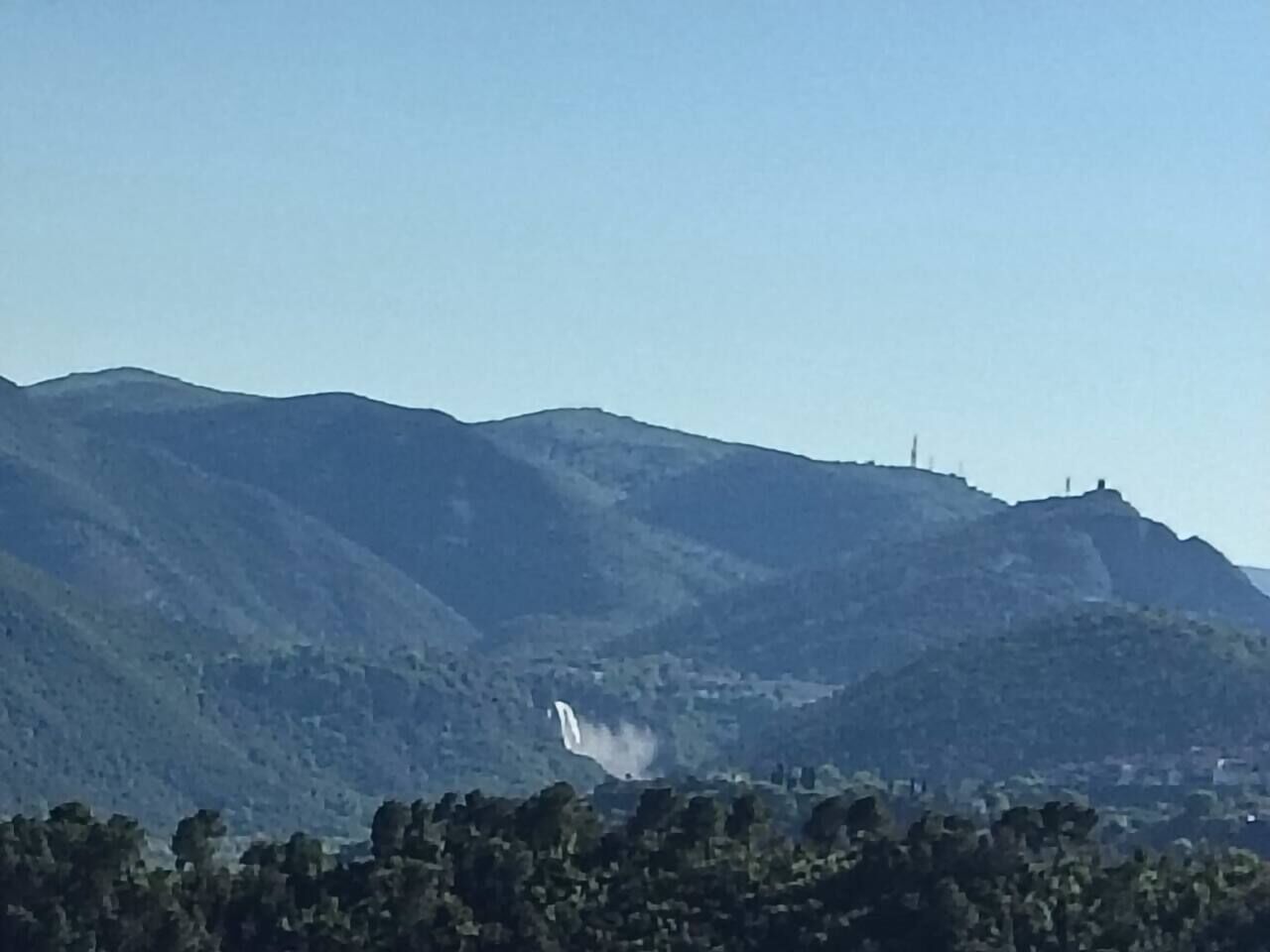 Un paysage montagneux avec une cascade.
