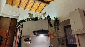 雪櫃、微波爐、廚房用具/餐具/器皿、餐桌