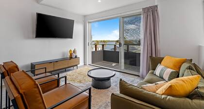 Lakeside 2-bed Retreat With Sunny Balcony
