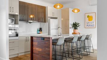 Apartamento | Cozinha privada | Talheres/pratos/utensílios de cozinha