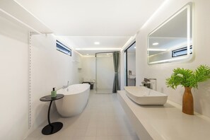 Casa, balcón | Baño | Amenidades de baño gratuitas, secadora de cabello, pantuflas, toallas 