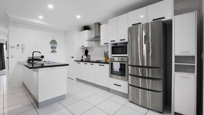 Căn hộ | Bếp riêng | Dụng cụ nấu nướng/bát dĩa/dao nĩa 