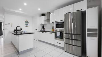 Apartamento | Cozinha privada | Talheres/pratos/utensílios de cozinha