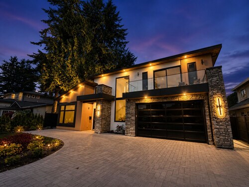 Executive 5BR White Rock/SS Retreat | Patios, Beaches, BBQ & Family Getaways