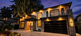 Executive 5BR White Rock/SS Retreat | Patios, Beaches, BBQ & Family Getaways
