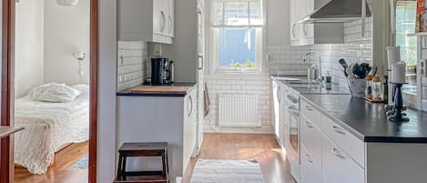 Refrigerador, microondas, horno y parrilla de estufa