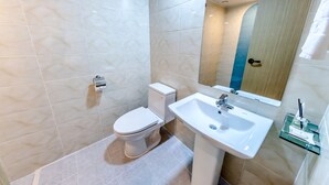 Ein Badezimmer mit Toilette, Waschbecken und Spiegel.