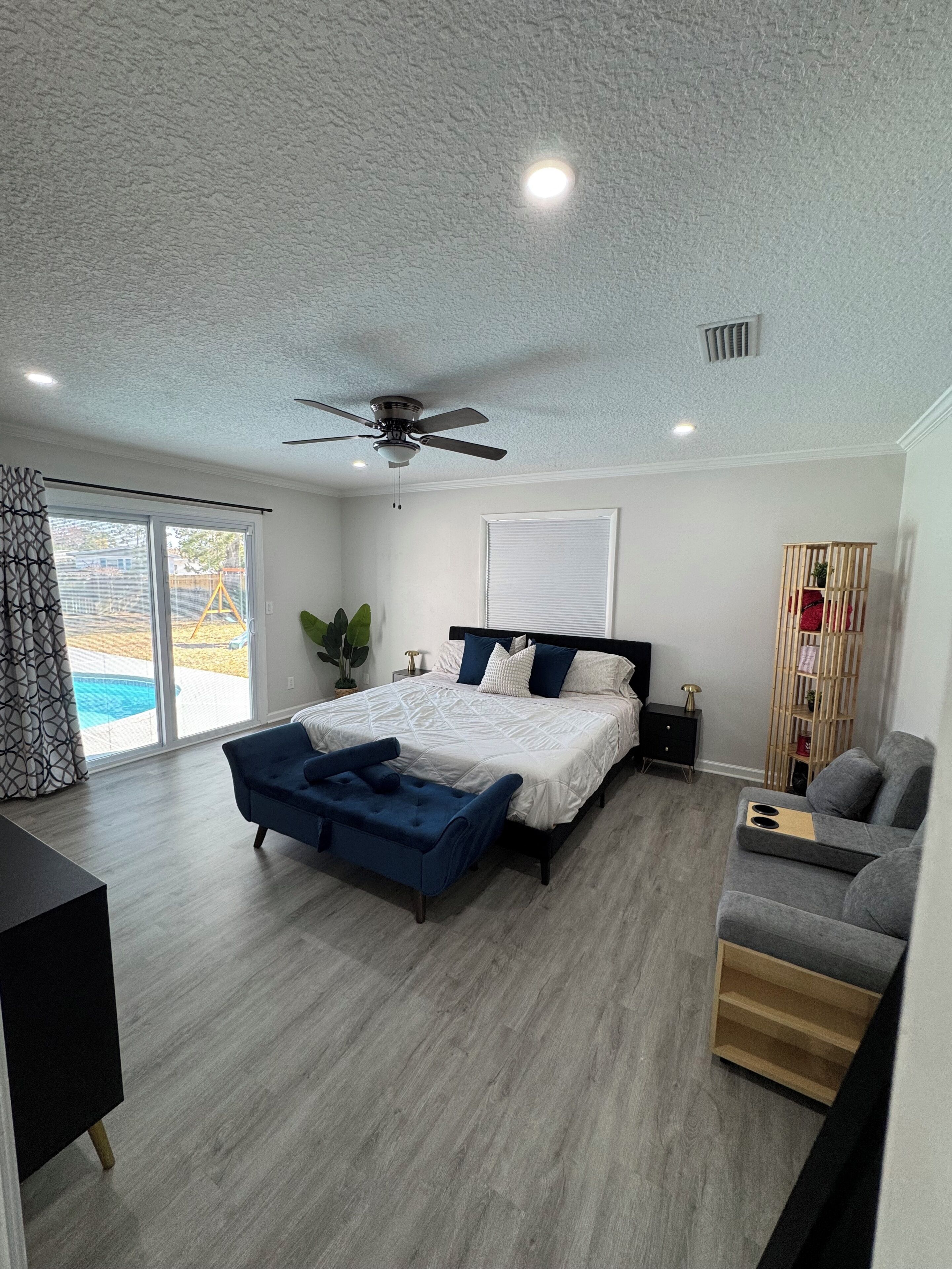 4 bedrooms, iron/ironing board, WiFi, bed sheets