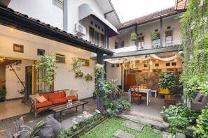 Outdoor dining - Cove Rumah Asri (Kota Bandung)