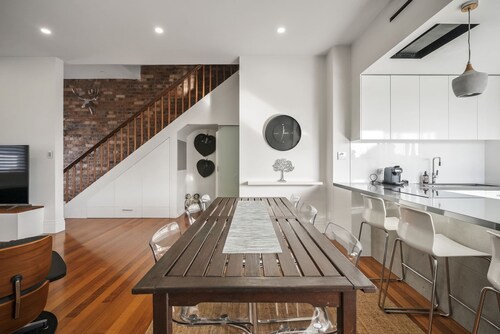 Launceston Townhouse Hospital, CBD & Cafes