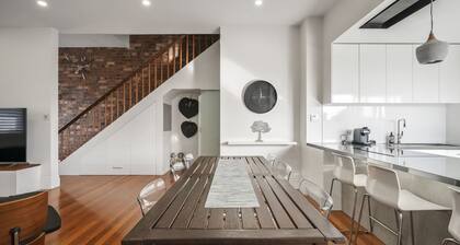 Launceston Townhouse Hospital, CBD & Cafes