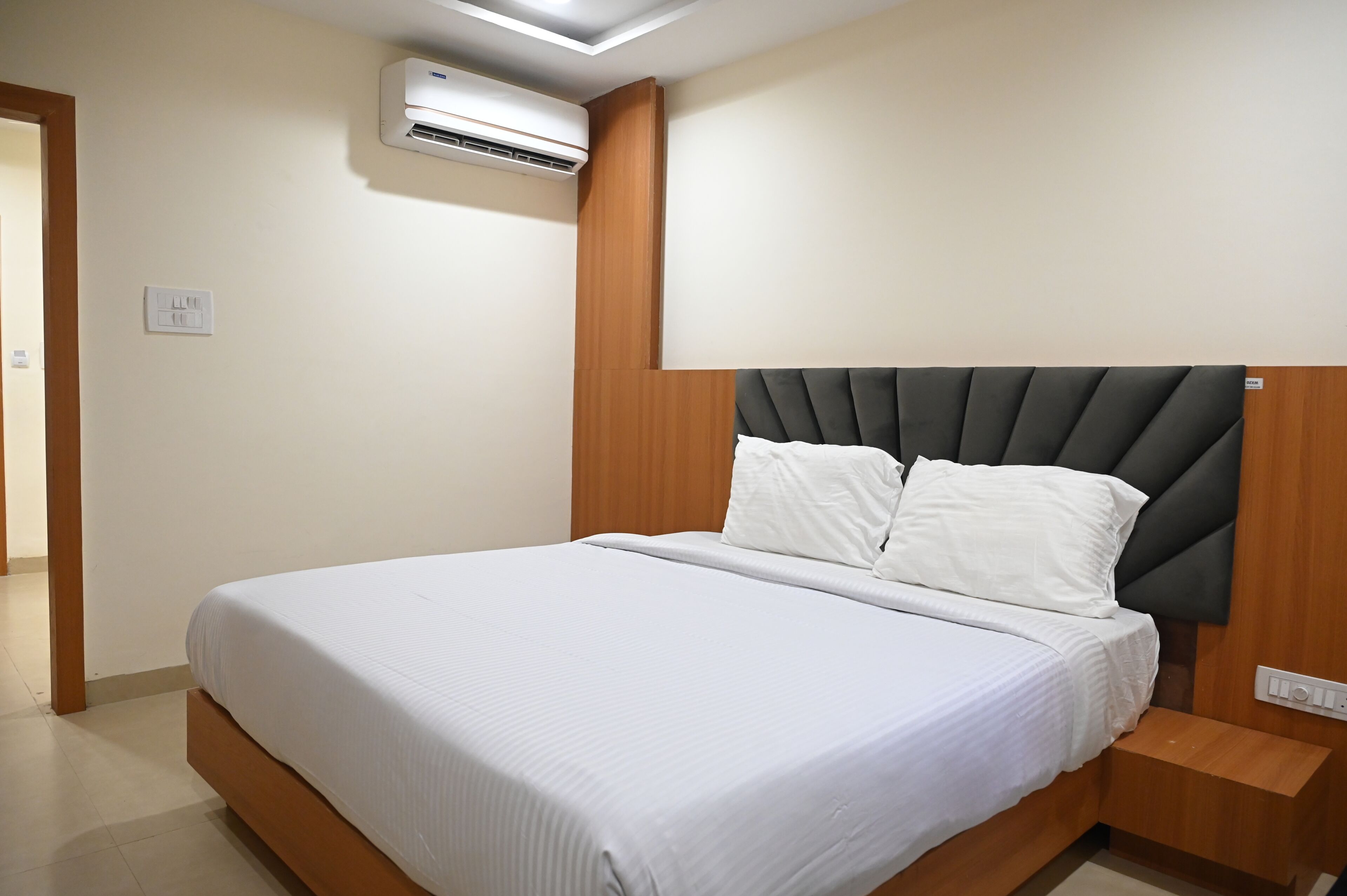 Escritorio, wifi gratis y ropa de cama 
