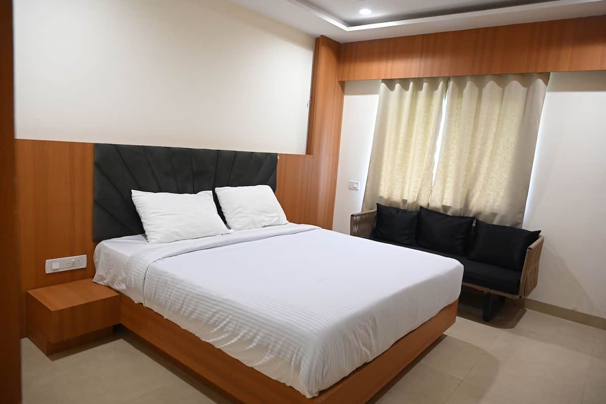 Suite | Desk, WiFi (free), bed sheets