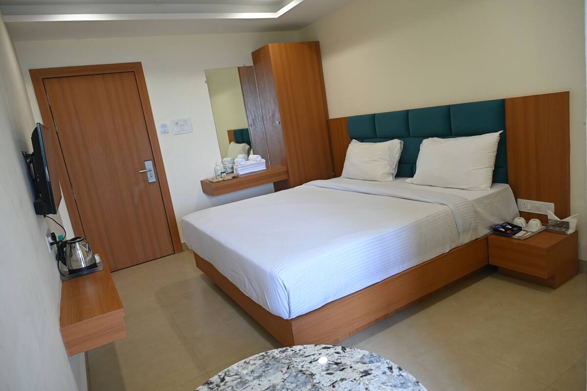 Deluxe Room | Desk, WiFi (free), bed sheets