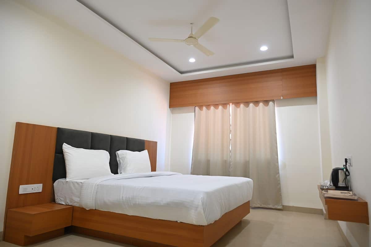 Superior Room | Desk, WiFi (free), bed sheets