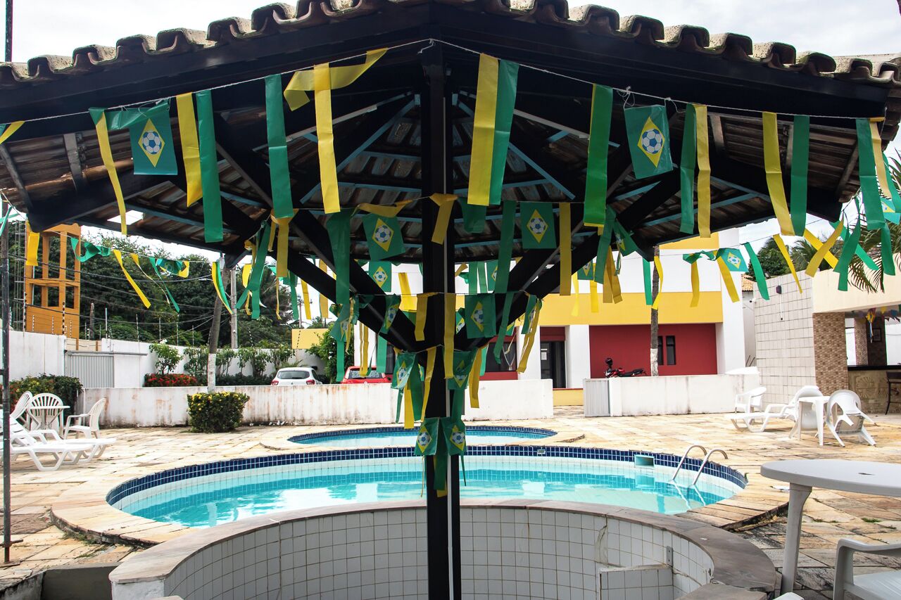2 piscine all'aperto, ombrelloni da piscina, lettini