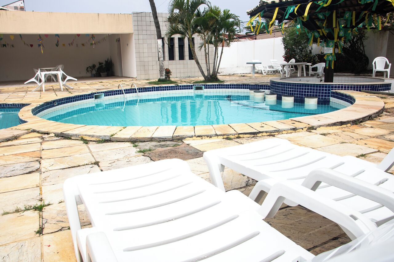 2 piscinas externas, funciona das 8h às 20h, guarda-sóis