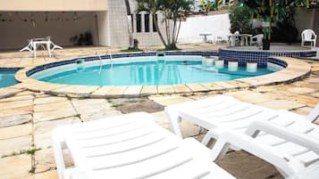 2 piscinas externas, funciona das 8h às 20h, guarda-sóis