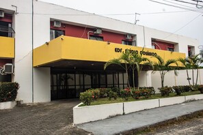 Un edificio con facciata gialla e la scritta 'EDF. FIERRO CÍNCANO' all'ingresso.