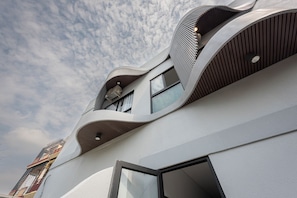 Exterior detail - Thadatra Inn (Phnom Penh)