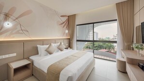 Une chambre d’hôtel moderne avec un grand lit, des tables de chevet, un bureau et une vue sur la ville.