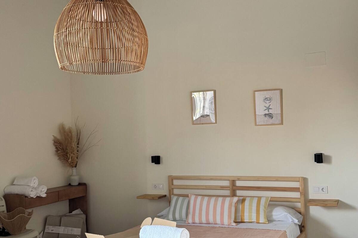 Escritorio, espacio para trabajar con laptop y cuna de viaje 