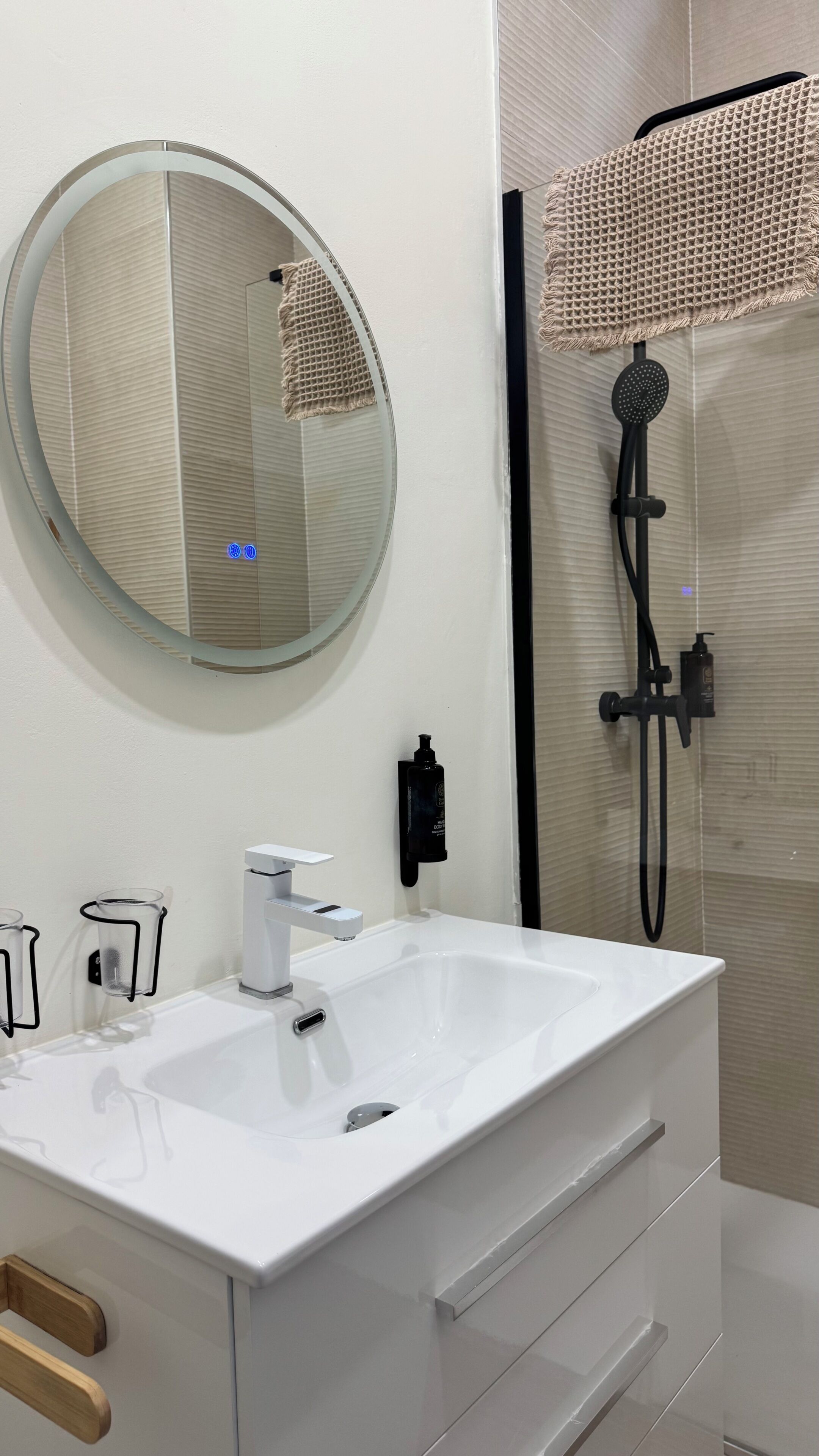Suite Colors | Badkamer | Een douche, een haardroger, handdoeken, zeep