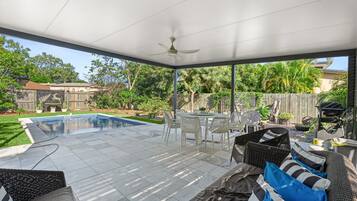 Apartment | Outdoor dining