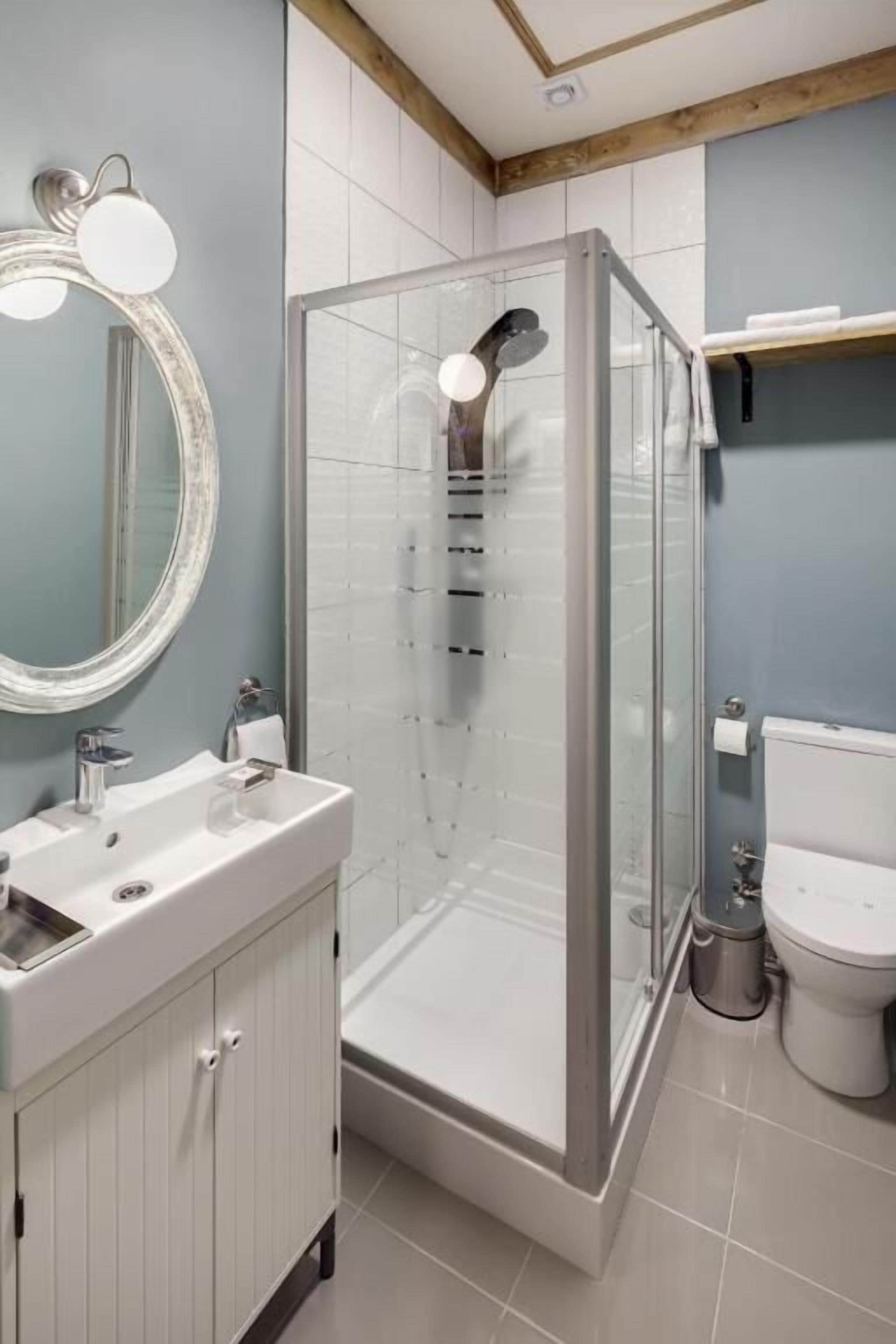 Deluxe-Doppel- oder -Zweibettzimmer, Stadtblick | Badezimmer | Hausschuhe