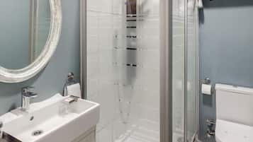 Deluxe-Doppel- oder -Zweibettzimmer, Stadtblick | Badezimmer | Hausschuhe