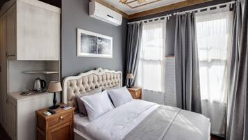 Chambre Double Deluxe, vue ville | Coffres-forts dans les chambres, rideaux occultants