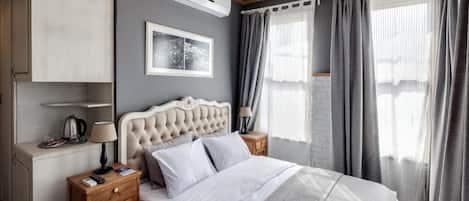 Quarto casal luxo, vista para a cidade | Cofres nos quartos, cortinas blackout, quartos à prova de som