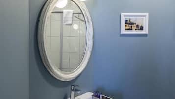 Economy-Doppelzimmer, Stadtblick | Badezimmer