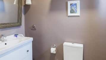 Family Quadruple Room, City View | Bathroom