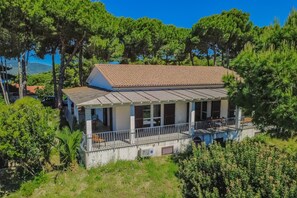 A two-story house with a tiled roof, a balcony, and a garden. - Villa Artistica - Villa Artistica - Rosso (Capoliveri)