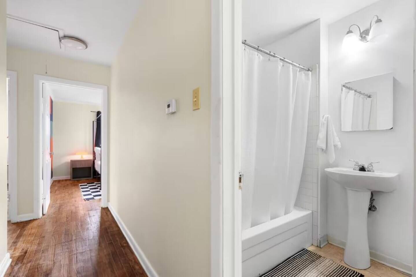 Une salle de bain avec une douche, un lavabo et un miroir.