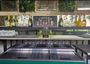 Bar (trong khuôn viên)