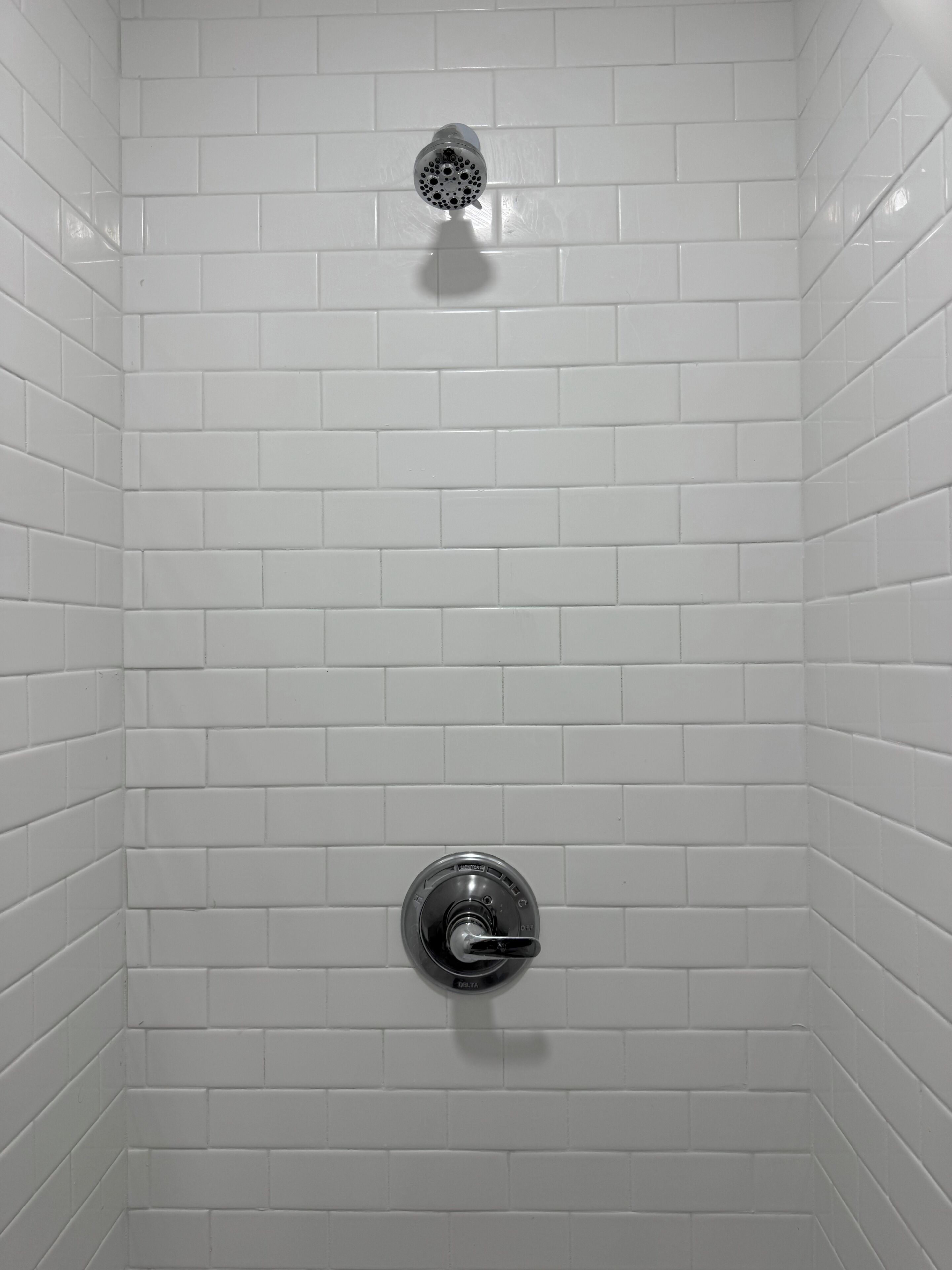 Douche, serviettes fournies, savon, papier toilette